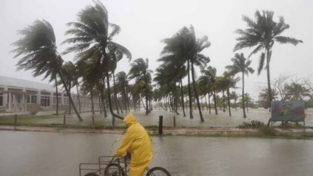 Huracán Milton: un peligroso pero degradado ciclón tocará tierra en la Florida esta noche