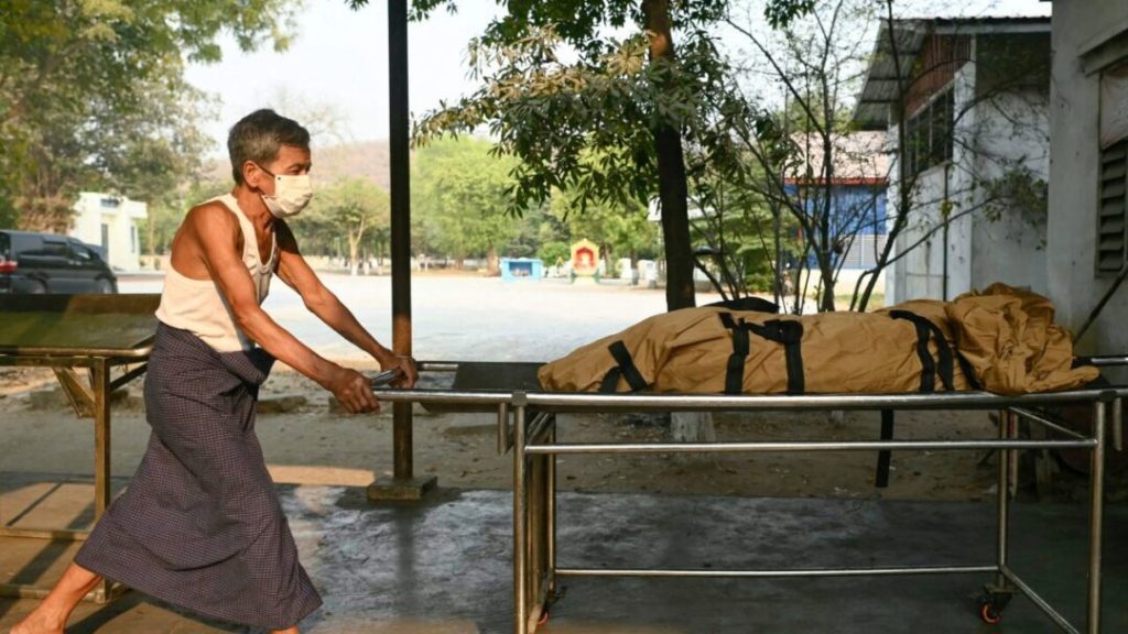 Suben a más de 2.000 los muertos por el sismo en Birmania