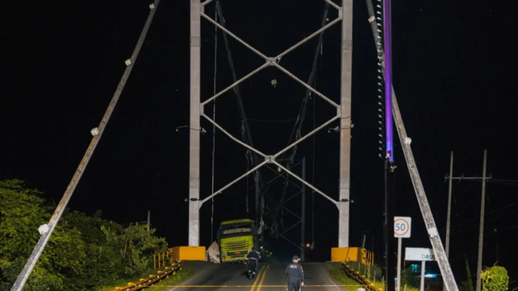 Un muerto y cinco heridos tras colapso de puente colgante en Ecuador