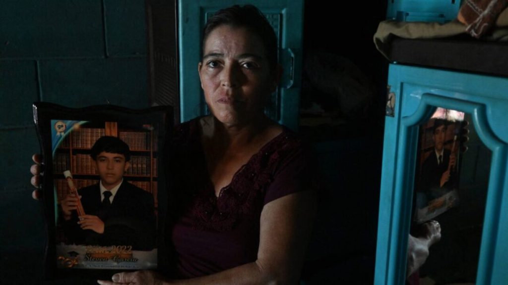 Padres imploran por menores que serán llevados a cárceles de mayores en El Salvador