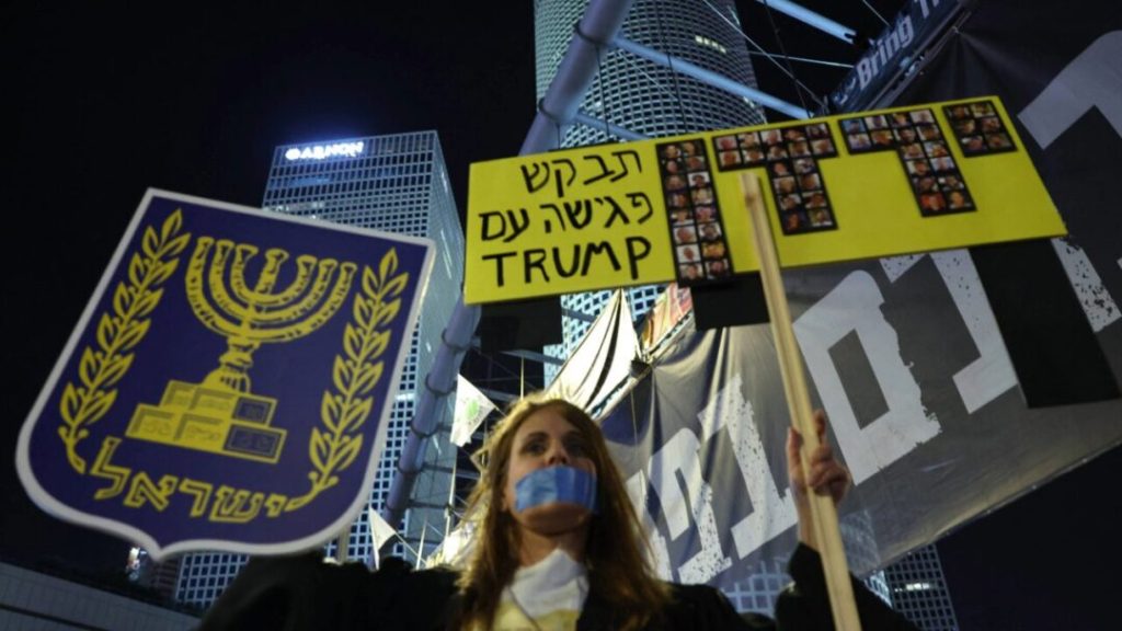 Uno de los rehenes israelíes liberados pide a Trump detener la guerra en Gaza
