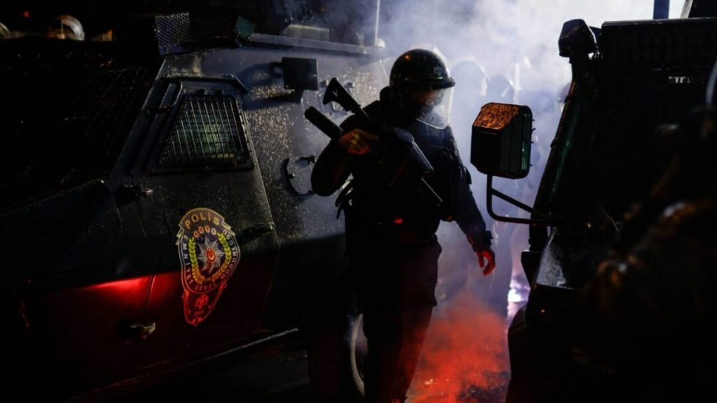 Diez periodistas, entre ellos un fotógrafo de AFP, arrestados en su casa en Turquía, según una ONG