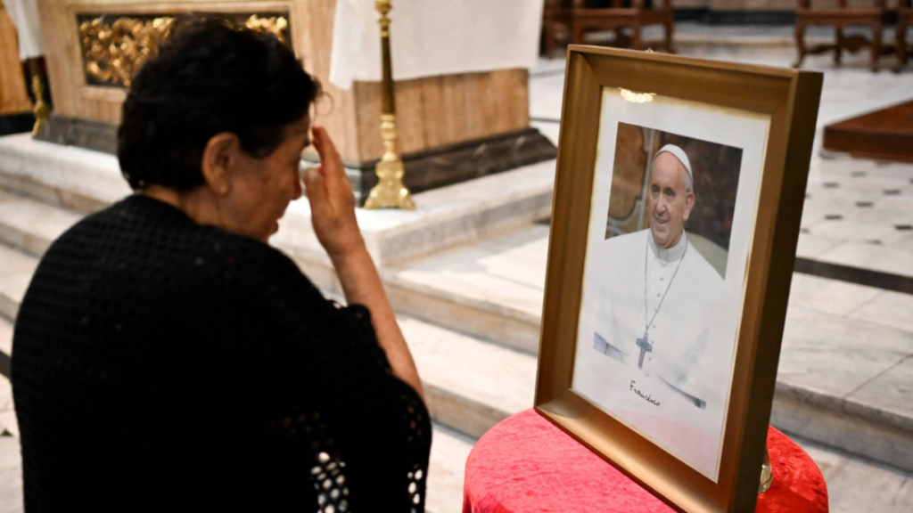 La salud del papa mejora y su pronóstico deja de ser reservado, anuncia el Vaticano