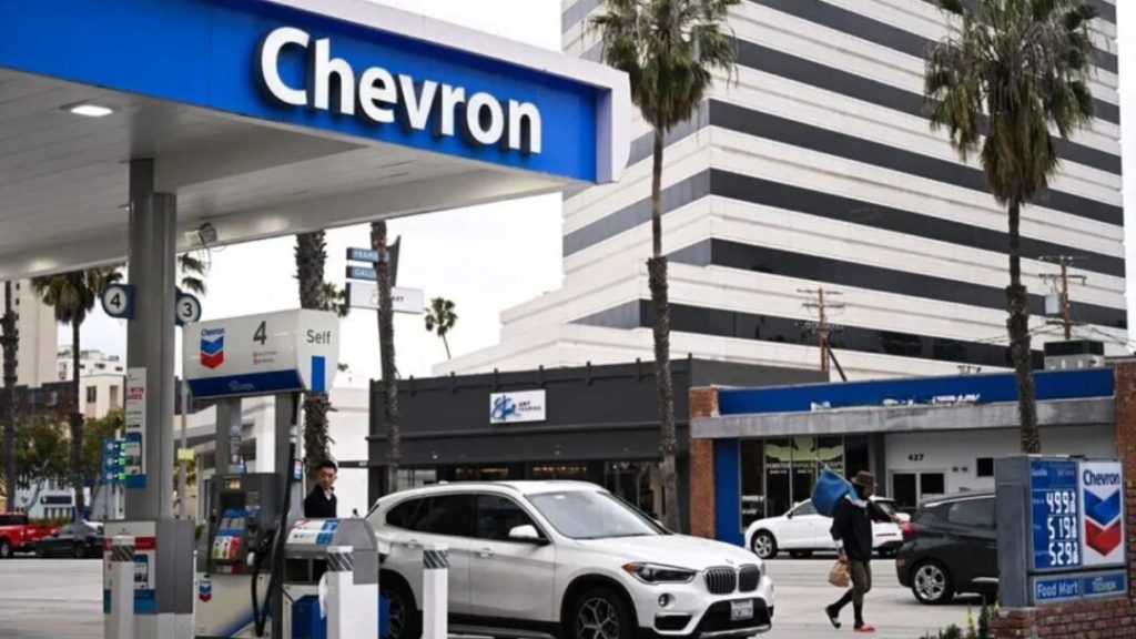 EE.UU. da un mes a Chevron para liquidar operaciones en Venezuela