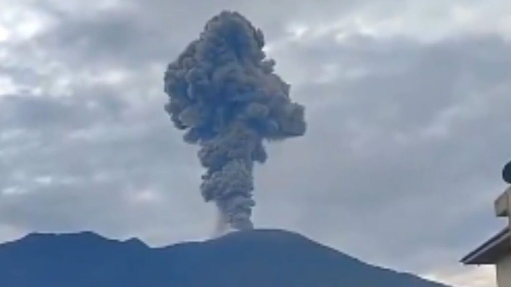 El volcán Monte Marapi entra en erupción en Indonesia