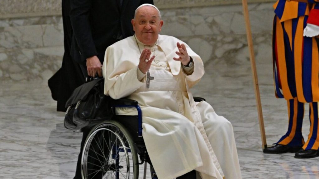 El estado de salud del papa Francisco sigue mejorando
