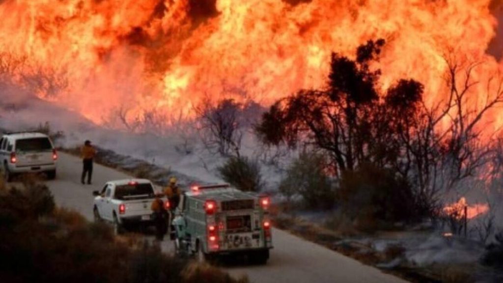 Unos 3.000 evacuados por incendio en la costa este de EEUU