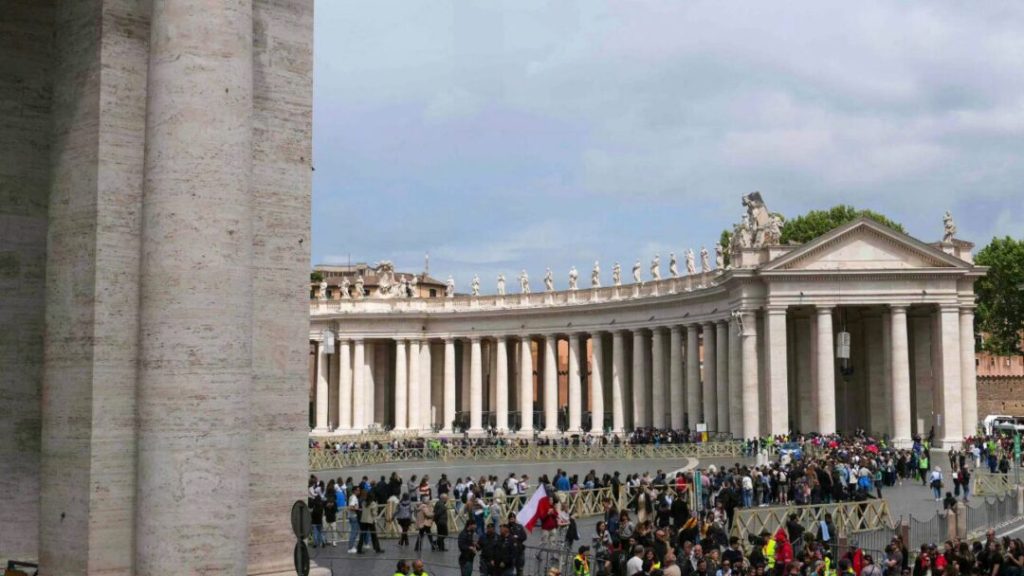 Más de 60.000 personas visitan la capilla ardiente del papa Francisco en San Pedro