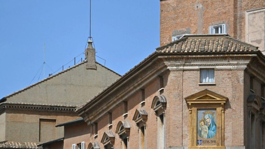 Dos cardenales no participarán del cónclave por razones de salud, confirma el Vaticano