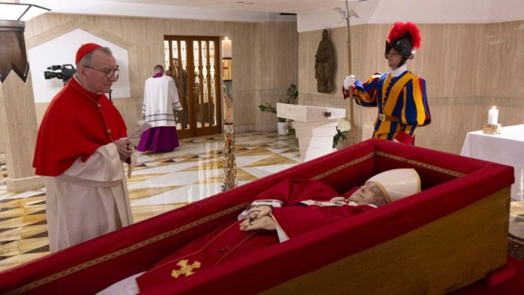 Primeras imágenes del papa Francisco en su ataúd: sostiene un rosario entre las manos