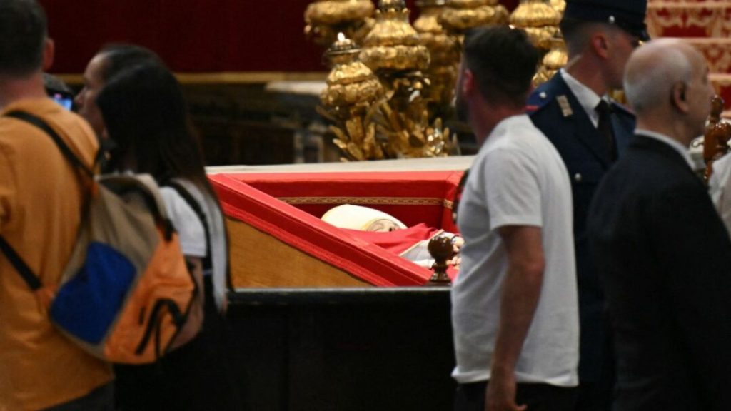 Con lágrimas y paciencia, los fieles dan su último adiós al papa Francisco