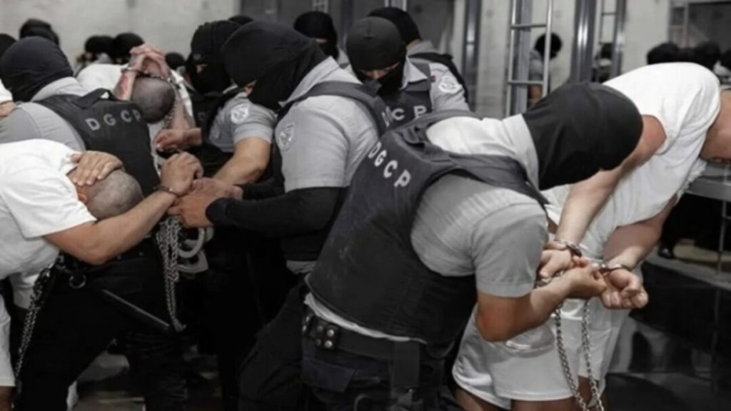 Familiares de venezolanos deportados por EEUU llegan a El Salvador