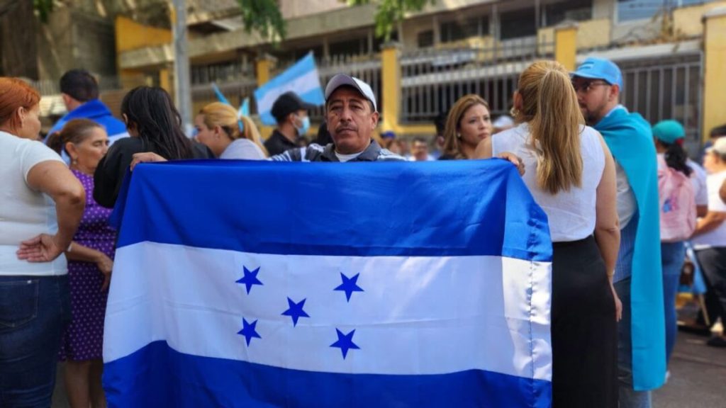 Nacionalistas se concentran frente al CNE en respaldo a Cossette López y Ana Paola Hall