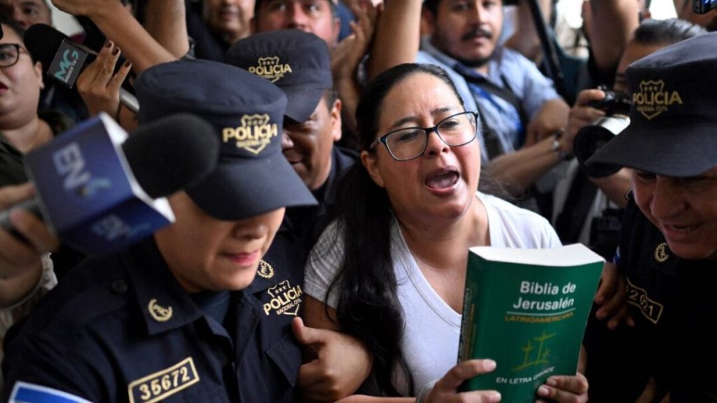 Abogados y activistas exigen justicia para venezolanos detenidos en El Salvador sin juicio