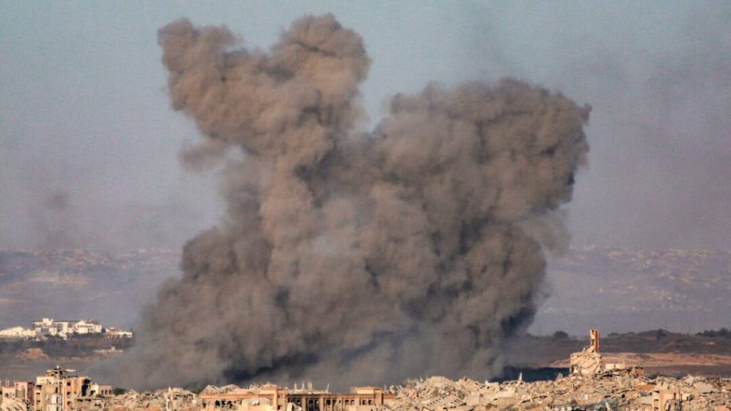 Más de 50 muertos en ataques israelíes en Gaza, mientras sigue la negociación de tregua en Catar