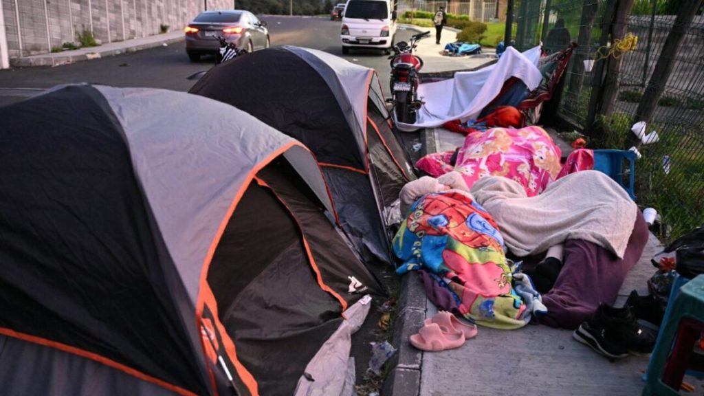 Guatemaltecos duermen en las calles tras sismos que causaron tres muertos