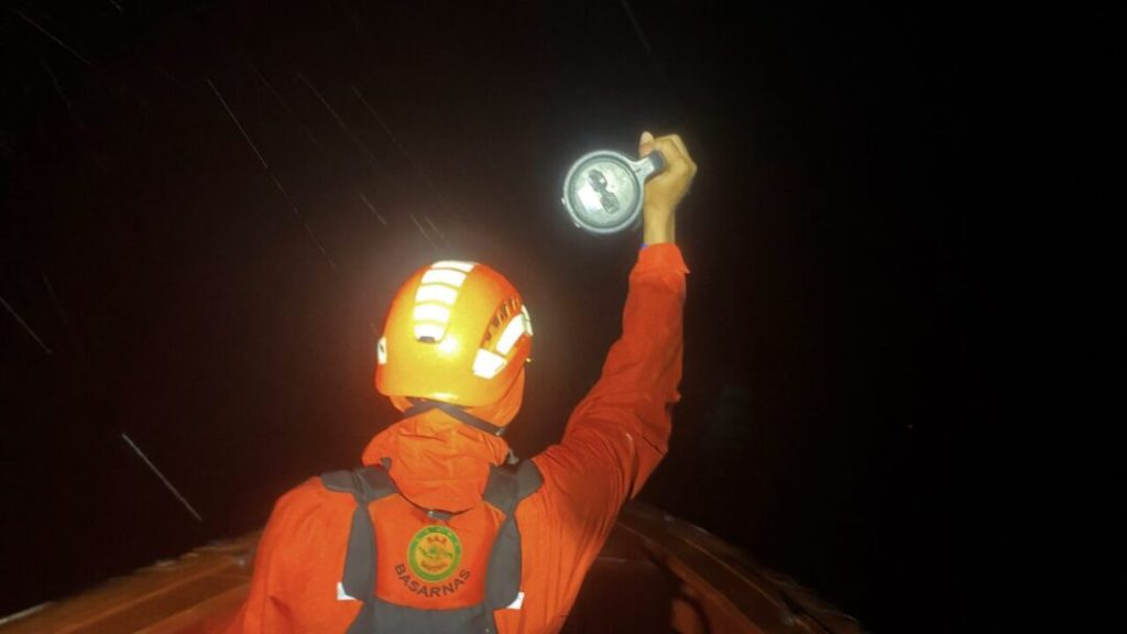 Rescatan con vida a los 18 pasajeros de un naufragio en Indonesia