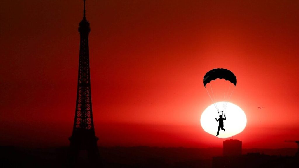 Francia detiene a dos paracaidistas por saltar desde la Torre Eiffel